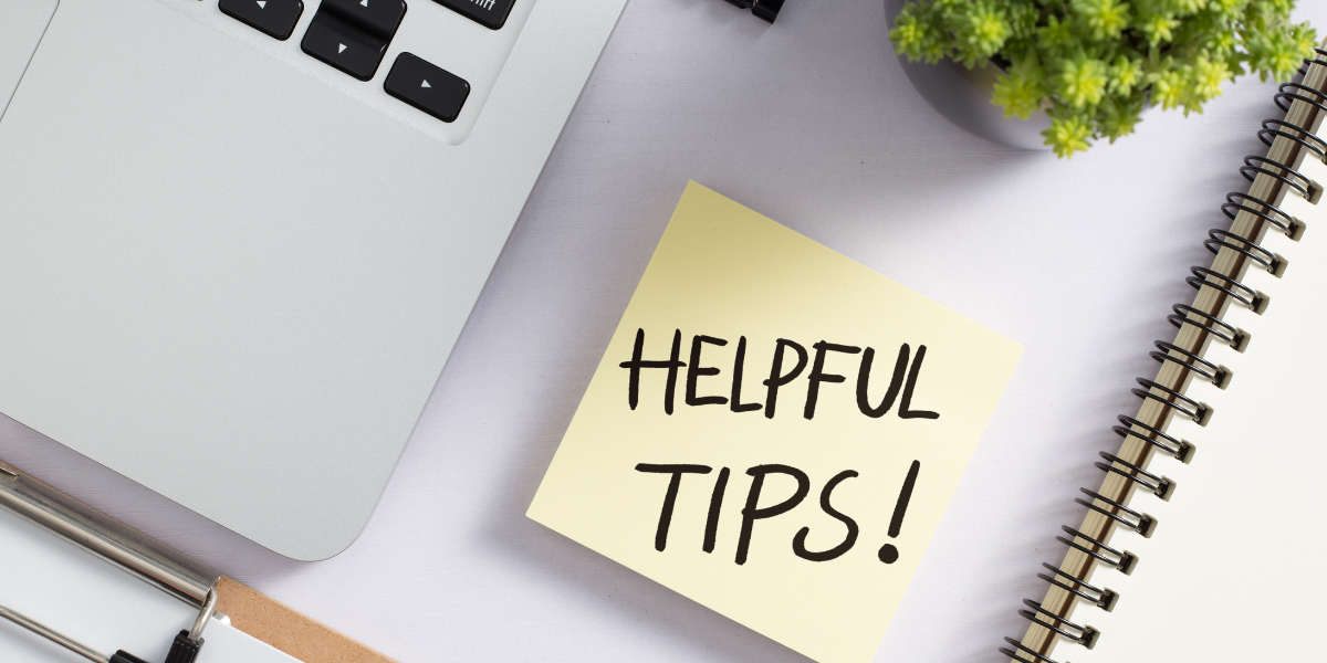 Sticky note on desk with helpful tips to help grant managers improve outcomes